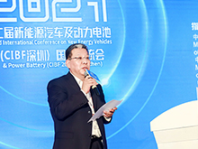 風(fēng)帆有限責(zé)任公司董事長李勇主持“高能量密度軟包電池應(yīng)用前景”主題論壇