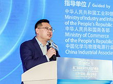 蜂巢能源科技有限公司總裁楊紅新主持“軟包電池核心材料及先進技術(shù)突破”主題論壇