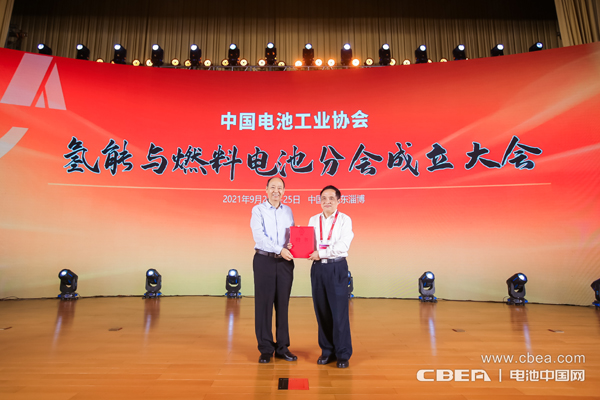中國(guó)電池工業(yè)協(xié)會(huì)劉寶生理事長(zhǎng)為分會(huì)專家代表頒發(fā)聘書(shū)