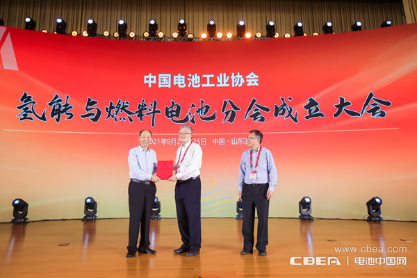中國(guó)電池工業(yè)協(xié)會(huì)劉寶生理事長(zhǎng)為分會(huì)專家代表頒發(fā)聘書(shū)