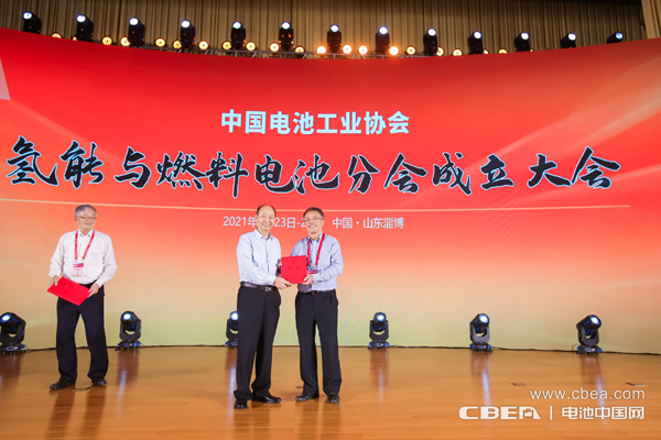 中國(guó)電池工業(yè)協(xié)會(huì)劉寶生理事長(zhǎng)為分會(huì)專家代表頒發(fā)聘書(shū)