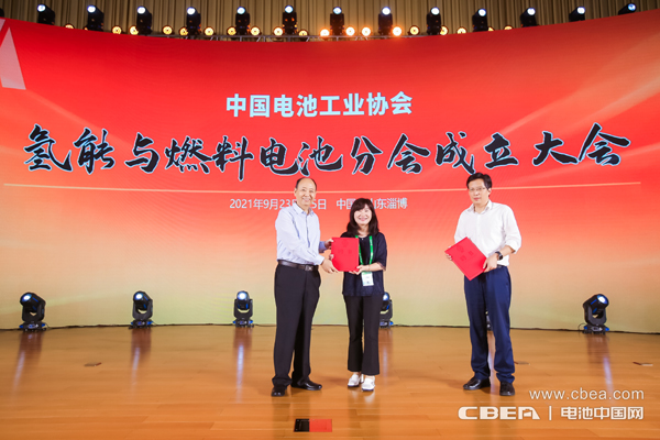 中國(guó)電池工業(yè)協(xié)會(huì)劉寶生理事長(zhǎng)為分會(huì)專家代表頒發(fā)聘書(shū)
