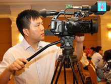 攝像師正在進(jìn)行現(xiàn)場(chǎng)拍攝