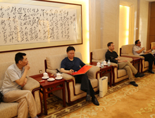 參加上線發(fā)布會(huì)的嘉賓在貴賓室休息
