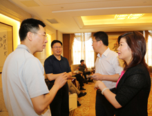 參加上線發(fā)布會(huì)的嘉賓在休息室交談