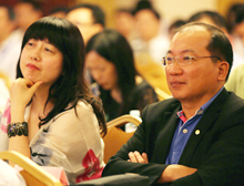 與會(huì)嘉賓在新聞發(fā)布會(huì)現(xiàn)場(chǎng)認(rèn)真聆聽(tīng)