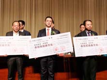 超威集團(tuán)在浙江省長興縣工業(yè)經(jīng)濟(jì)和科技創(chuàng)新大會上受到隆重表彰 摘得多項大獎穩(wěn)居行業(yè)領(lǐng)軍地位